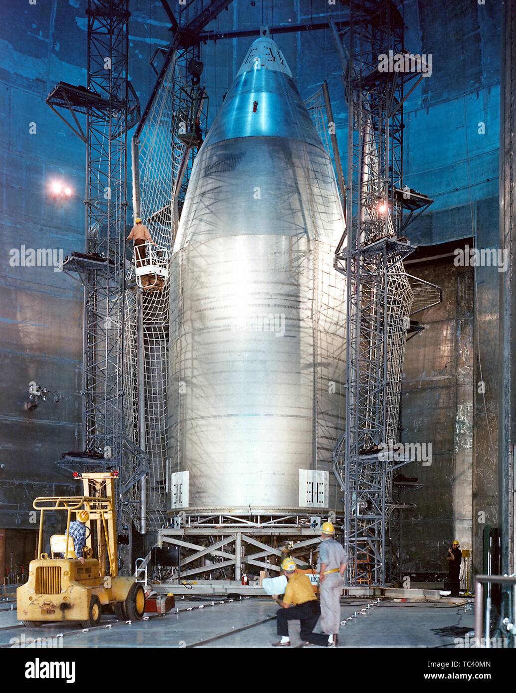 NASA-Ingenieure die Installation des Skylab Verkleidung an der Pflaume Brook Station, Space Power Facility, Lewis Research Center, Cleveland, Ohio, 1970. Mit freundlicher Genehmigung der Nationalen Luft- und Raumfahrtbehörde (NASA). () Stockfoto