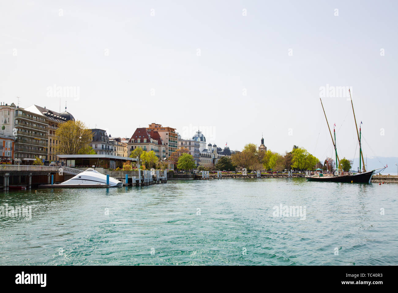 Imege von Evian-les-Bains Stadt Port in Frankreich von der Fähre am Genfer See genommen Stockfoto