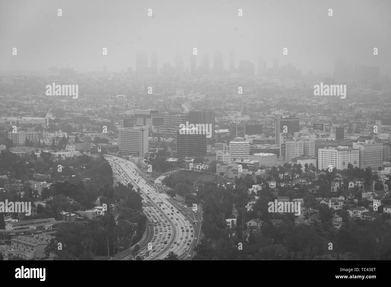 Schwarz & Weiß dunstig Stadtbild Blick von der Hollywood Bowl Blicken auf Mulholland Drive, Los Angeles, Kalifornien Stockfoto