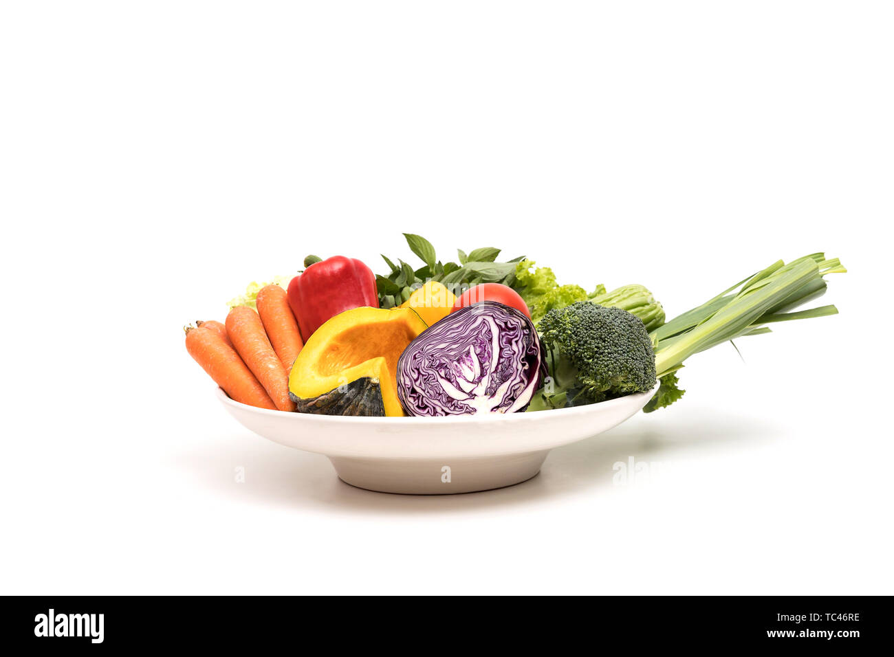 Ordnen frisches Obst und Gemüse in den Teller auf weißem Hintergrund Stockfoto