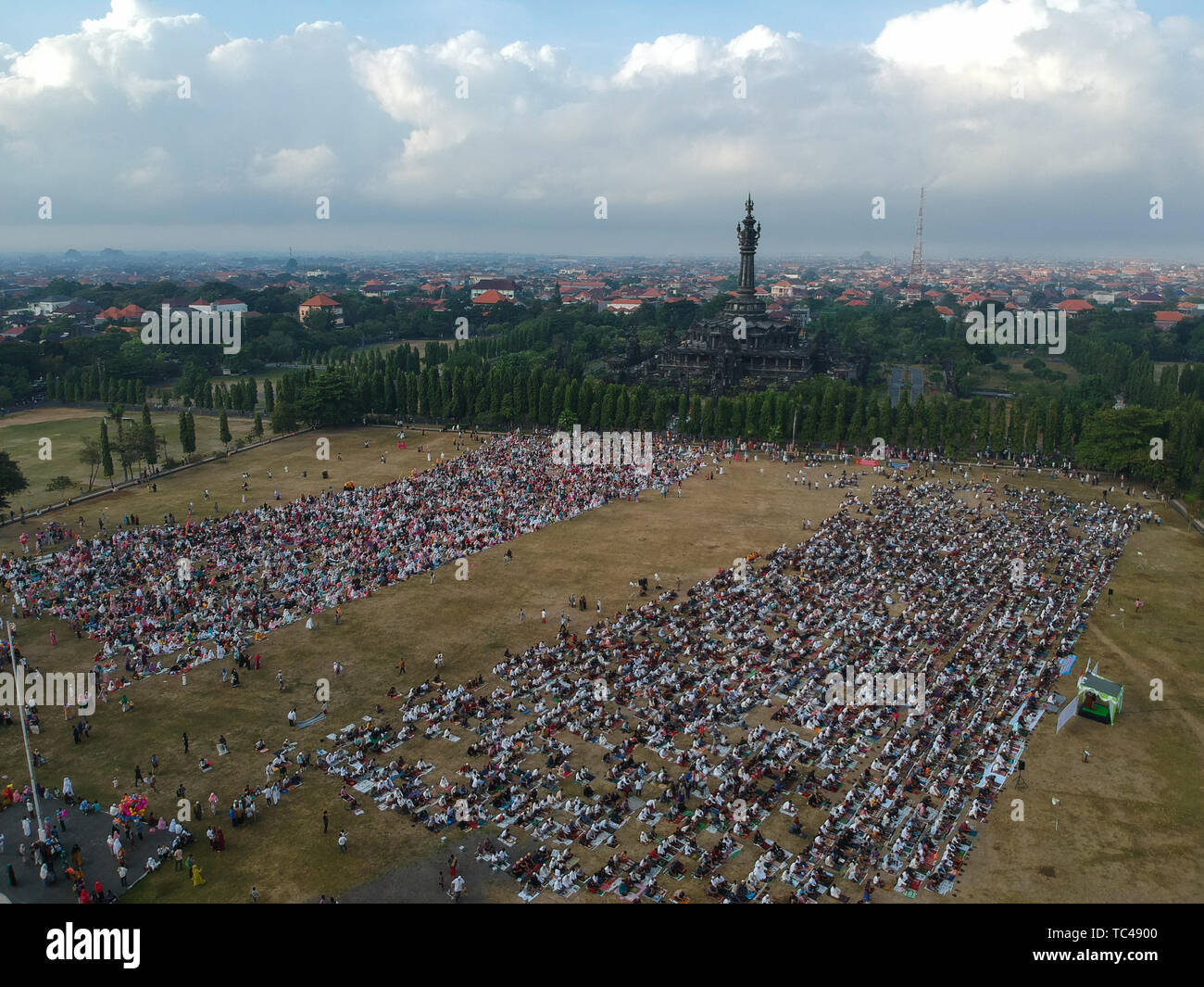 Der Blick von der Luft des Eid al-Fitr, das Gebet im Jahr 2019 bei Puputan ritten Feld. Eid Gebete wurden von Th besucht Stockfoto