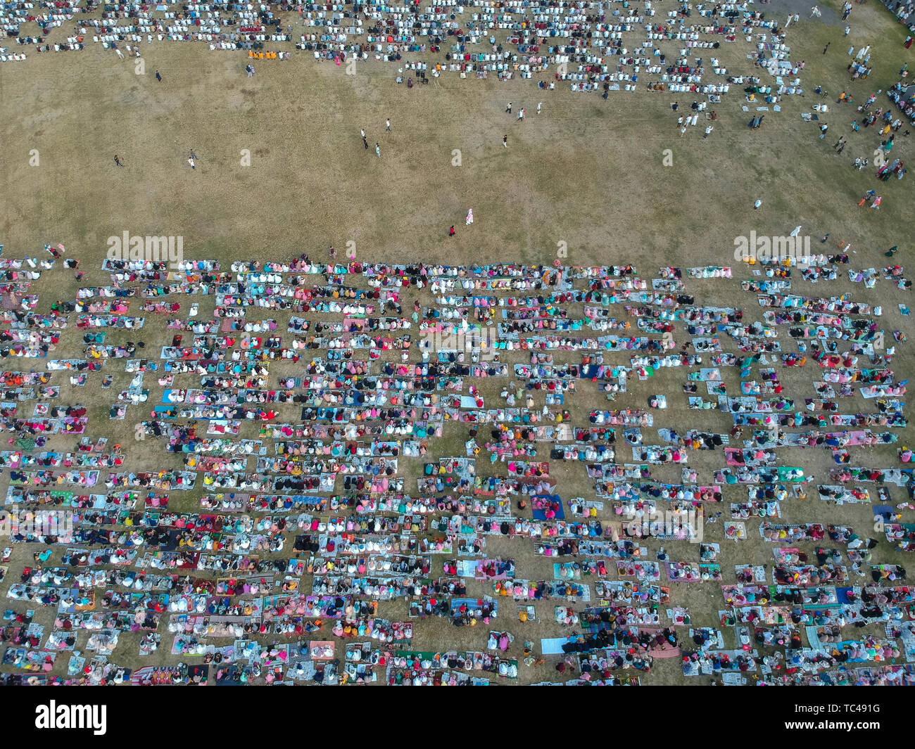 Der Blick von der Luft des Eid al-Fitr, das Gebet im Jahr 2019 bei Puputan ritten Feld. Eid Gebete wurden von Th besucht Stockfoto