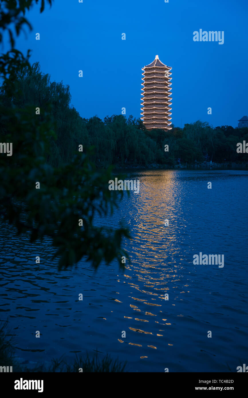 Boya Turm am Ufer des namenlosen Seen von Peking Universität Stockfoto