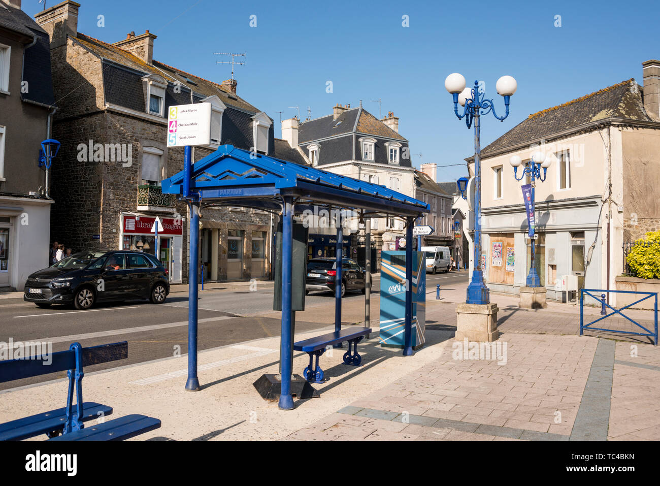 Blue Bus Shelter, Steuerungstechnische, Saint Malo, Bretagne, Frankreich Stockfoto