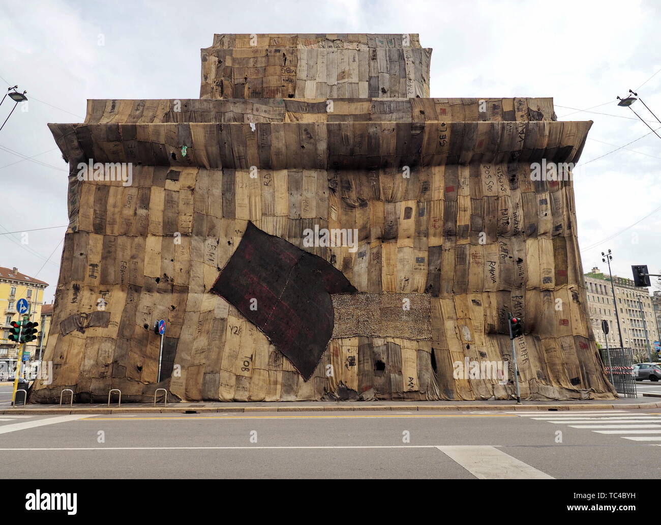 Milano, Italien: 6. April 2019: Blick auf "ein Freund" spezifische Installation besteht aus Jute Säcke und Mixed Media zeigt in Milano Art Week 2019 Stockfoto