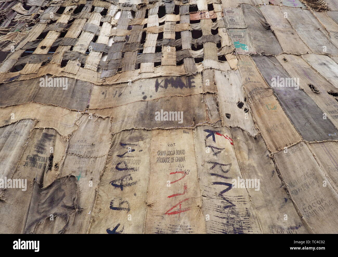 Milano, Italien: 6. April 2019: Blick auf "ein Freund" spezifische Installation besteht aus Jute Säcke und Mixed Media zeigt in Milano Art Week 2019 Stockfoto