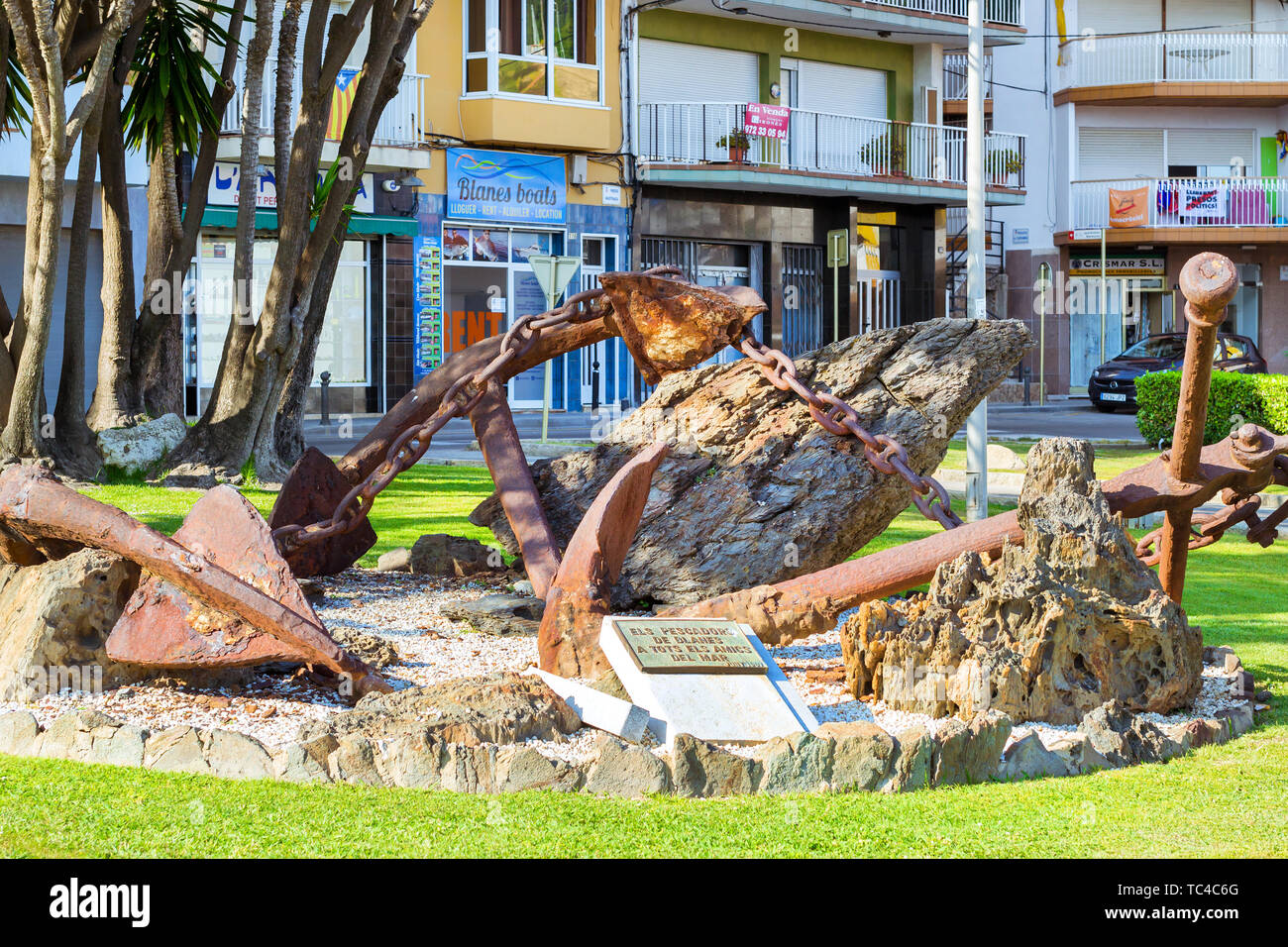 Blanes, Spanien - 31. Mai, 2018: Monument mit Ankern auf die Matrosen. Denkmalschutz, skulpturalen Komposition. Architektur der Spanischen beach resort Blanes im Sommer. Costa Brava, Katalonien Stockfoto Blanes, Spanien - 31. Mai, 2018: Monument mit Ankern auf die Matrosen. Denkmalschutz, skulpturalen Komposition. Architektur der Spanischen beach resort Blanes im Sommer. Costa Brava, Katalonien Stockfoto