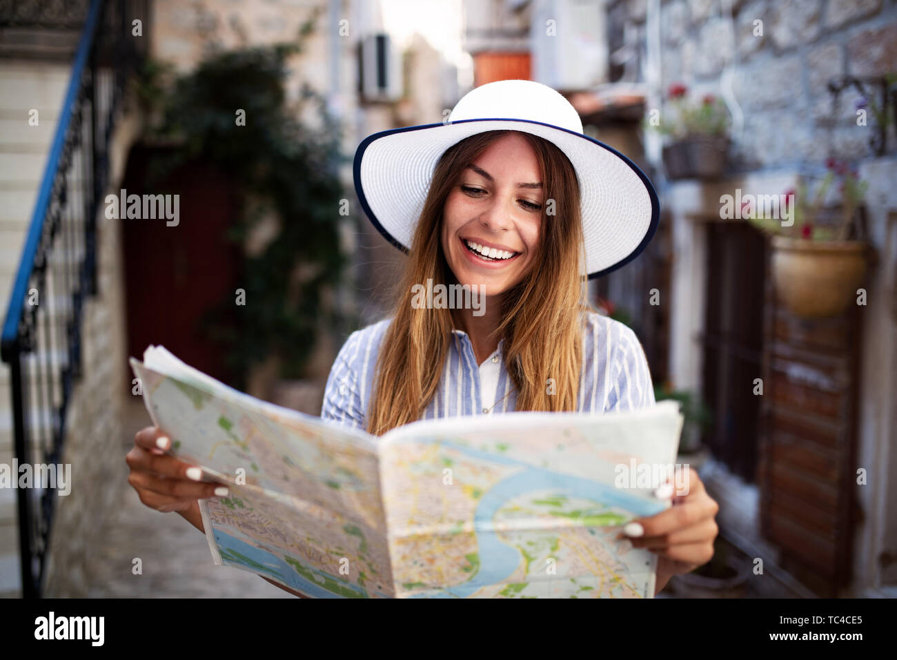 Glückliche junge Frau lächelnd und Reisen im Sommer Urlaub Stockfoto