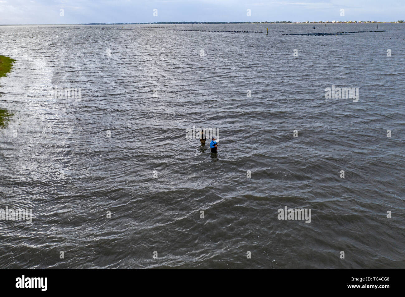 Alligator, Florida - Zwei Menschen Fische in Alligator Hafen am Golf von Mexiko. Stockfoto