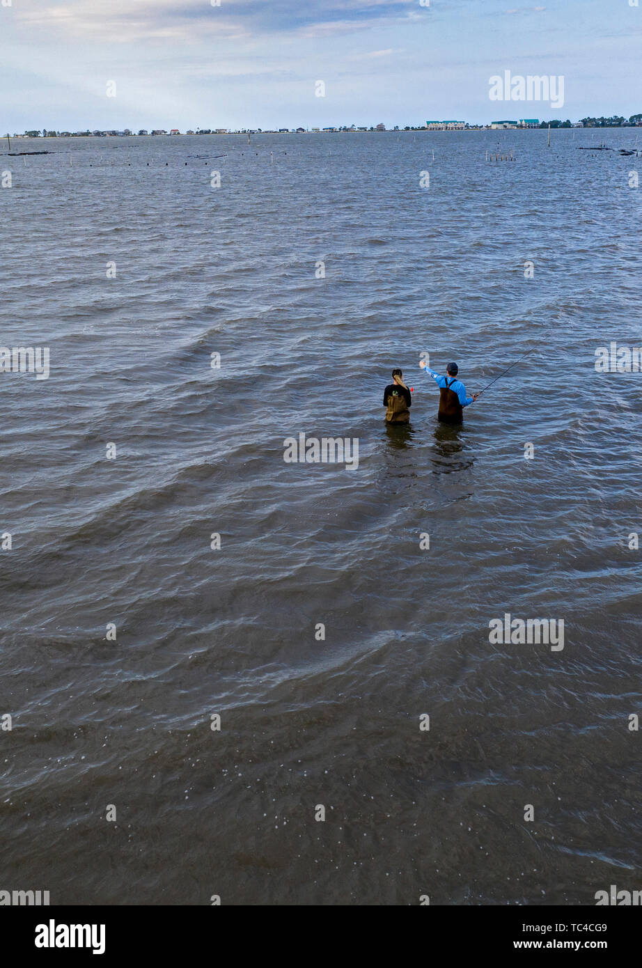 Alligator, Florida - Zwei Menschen Fische in Alligator Hafen am Golf von Mexiko. Stockfoto