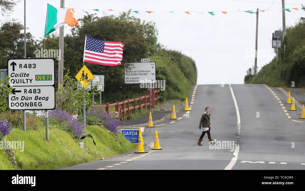 Flaggen im Dorf Creagh in Co Clare als riesige Security Operation schwingt in Betrieb vor der Ankunft von US-Präsident Donald Trump. Stockfoto