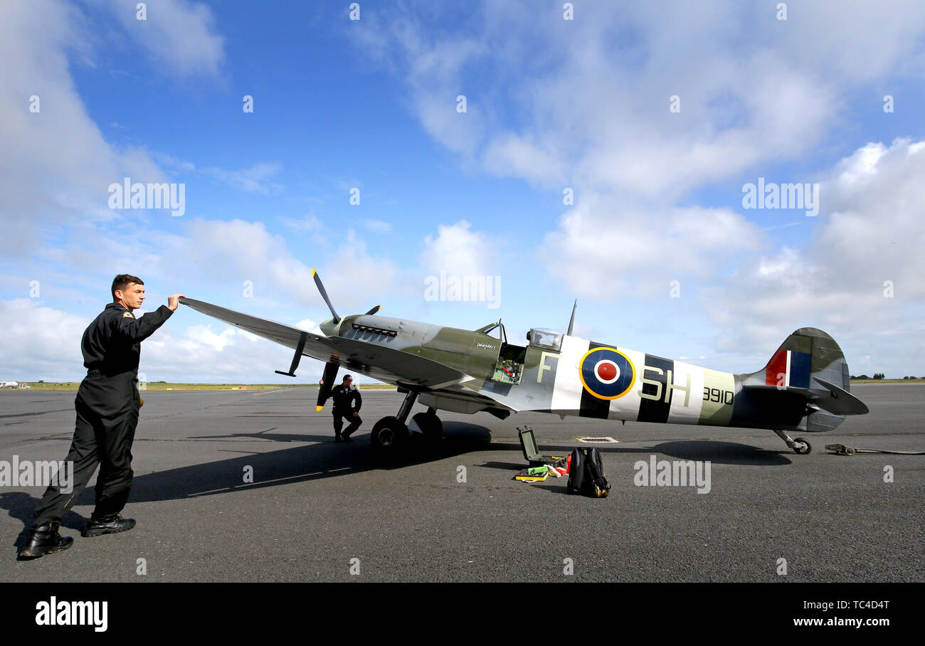 Eine RAF Spitfire, die während der D-Day Invasion ist in Le Havre Airport in Frankreich bereit, sich in eine Gedenktafel Fallschirm drop der Invasion zu markieren zu nehmen vor 75 Jahren flog. Stockfoto