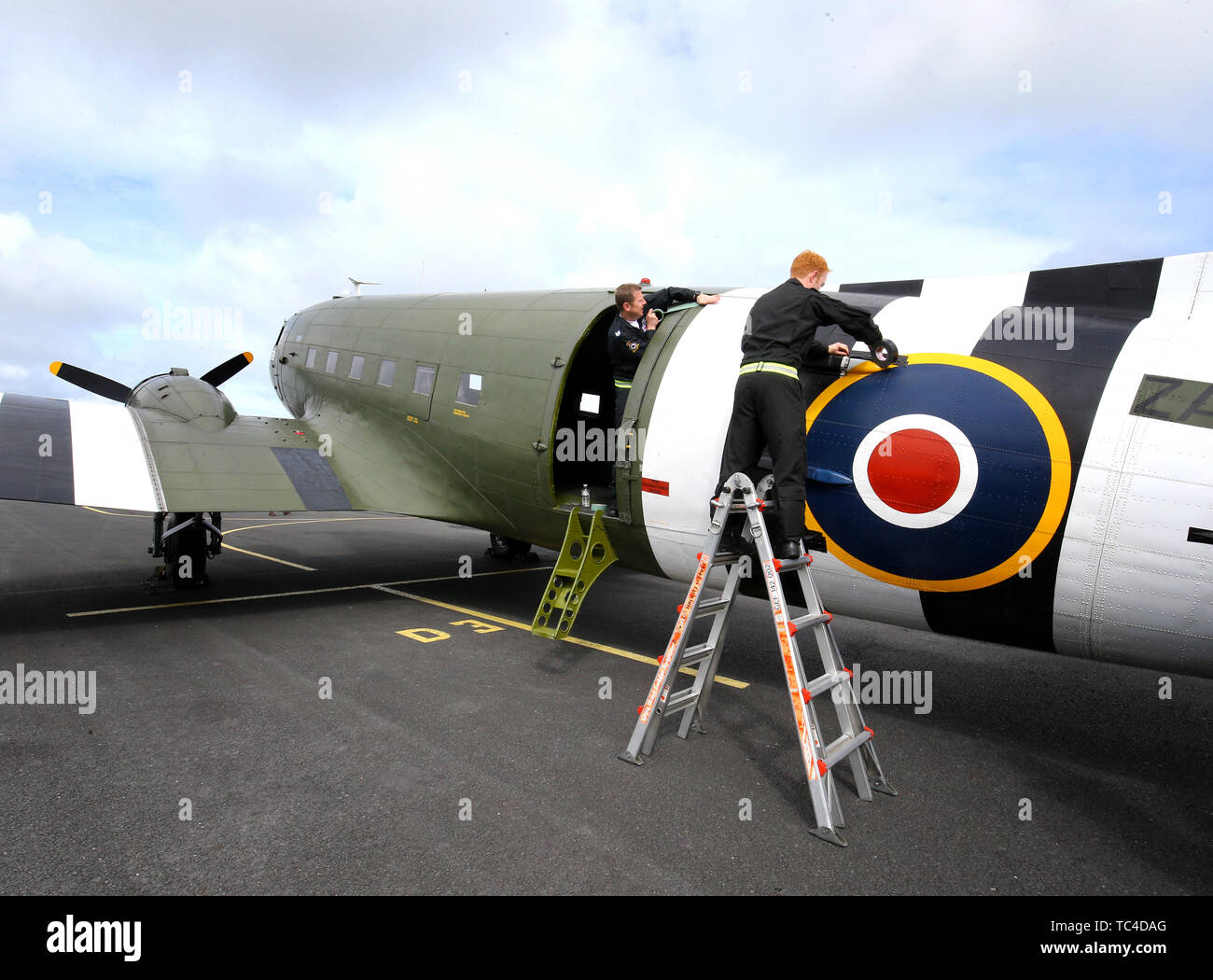 Ein C 47 Dakota, die während der D-Day Invasion ist in Le Havre Airport in Frankreich bereit, sich in eine Gedenktafel Fallschirm drop der Invasion zu markieren zu nehmen vor 75 Jahren flog. Stockfoto