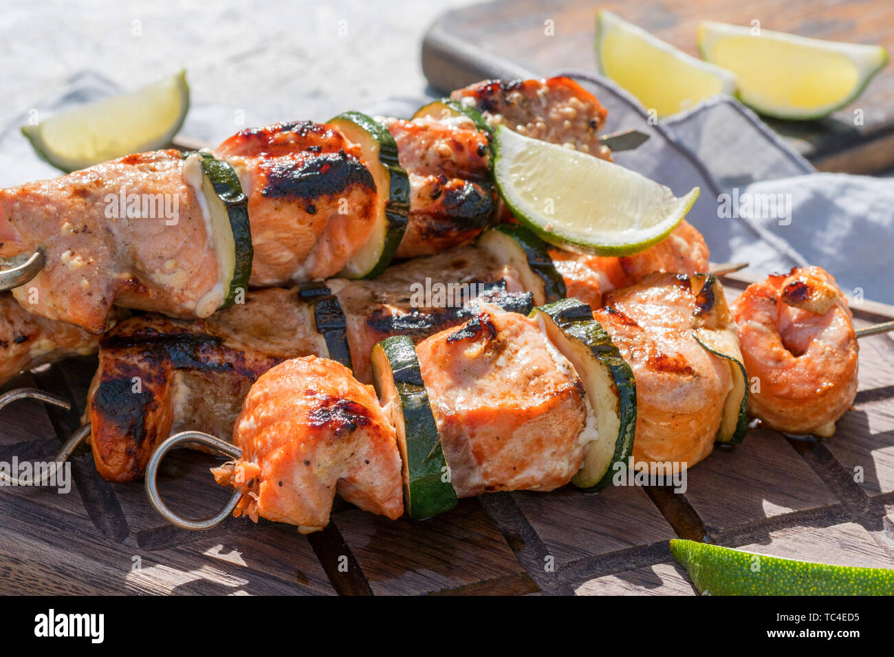 Lachs Kebab mit Zucchini Stockfoto