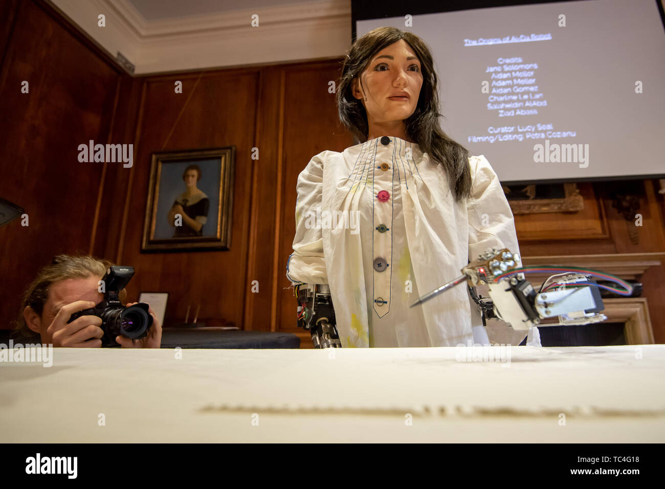 Ai-Da, erstellt von Aidan Meller, vorgestellt als weltweit erste Roboter Künstler bei einer Pressekonferenz an Lady Margaret Hall College an der Universität Oxford. Stockfoto