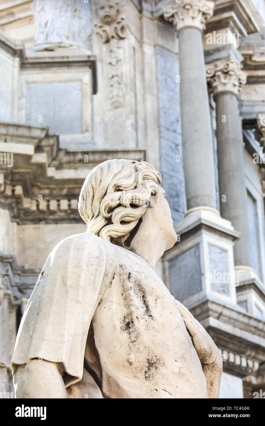 Closeup Fotografie der antiken Statue auf barocke Kathedrale von Catania, Sizilien, Italien. Der Dom ist unscharf im Hintergrund. Marmor Skulptur. Stockfoto
