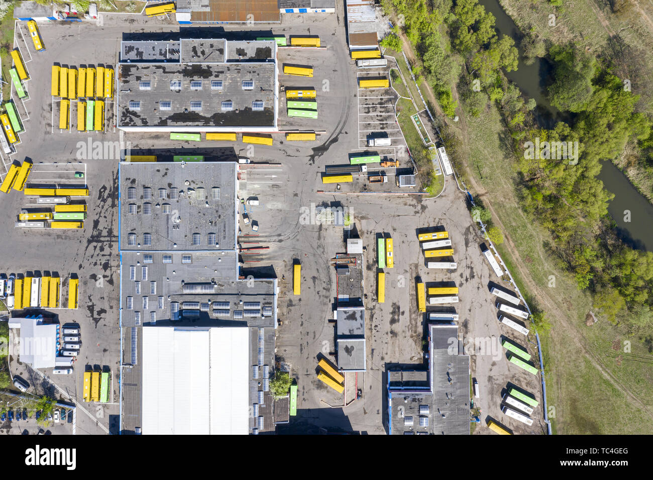 Blick von oben auf die Antenne Bus Depot mit Garagen und geparkten Bussen Stockfoto