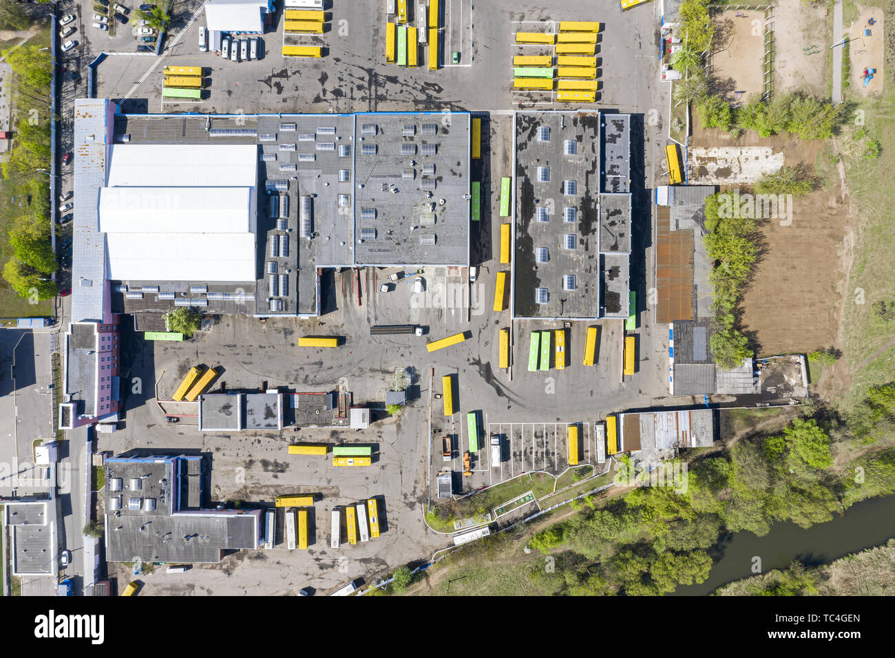 Busbahnhof Draufsicht. Busse auf Asphalt in der Nähe der Garage Gebäude geparkt Stockfoto