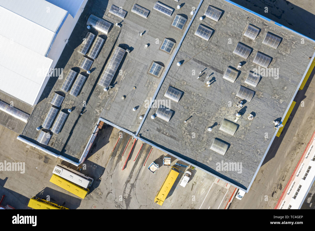 Antenne Blick von oben auf die Überdachung der industriellen Gebäude am Busbahnhof Stockfoto