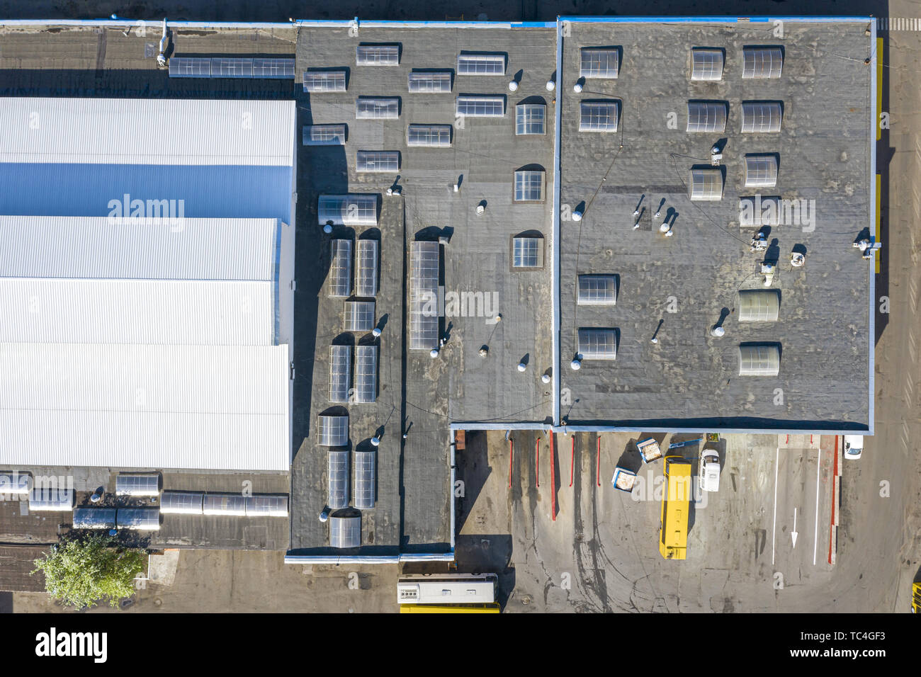 Busbahnhof garage Gebäude mit grauer Flachdächer. Birds Eye View Stockfoto