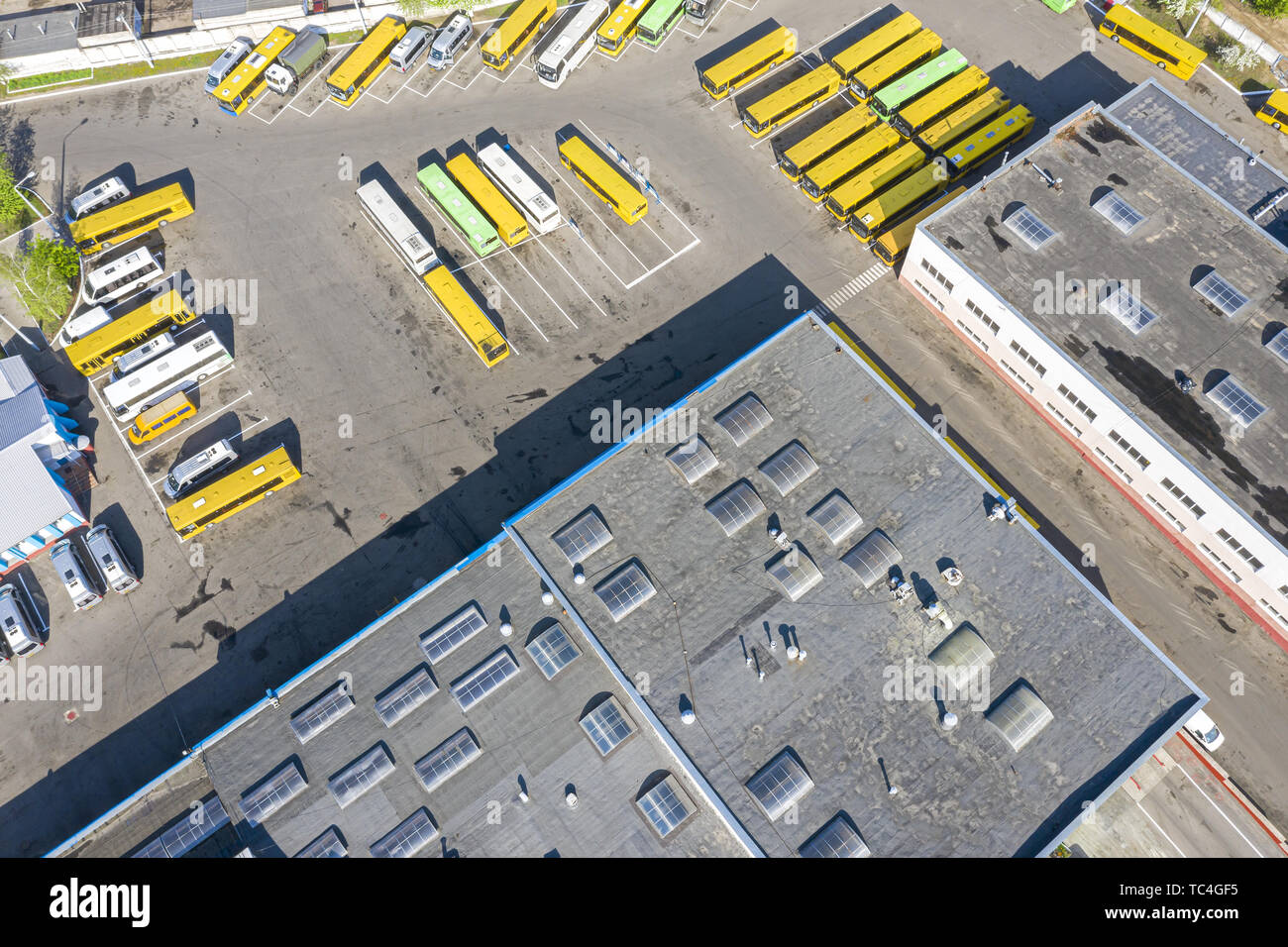 Luftaufnahme der Stadt Bus Depot mit parkenden Bussen und Service Gebäude Stockfoto