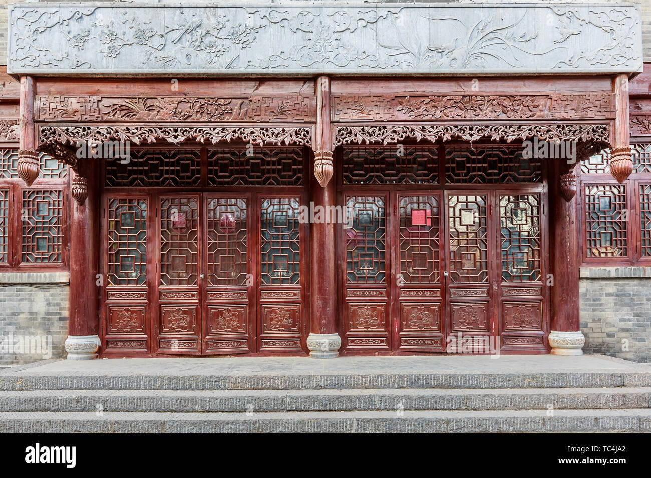 Klassische Massivholz Türen und Fenster der chinesischen Architektur Stockfoto