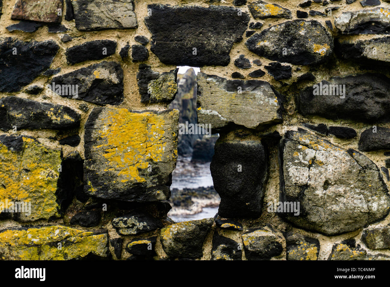 Meer durch die Steinmauer in Irland gesehen Stockfoto