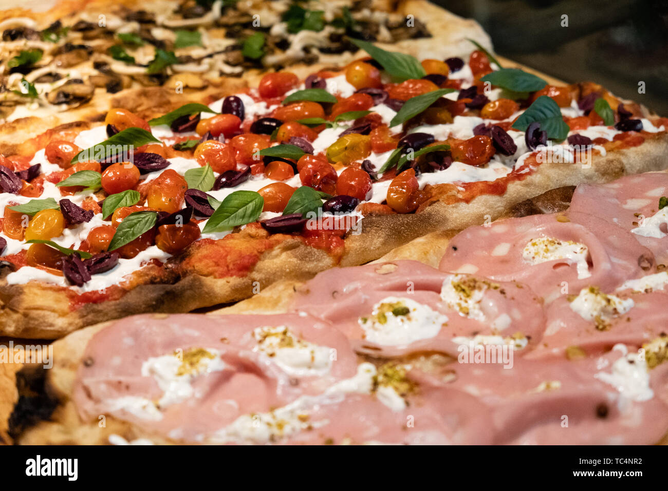Im römischen Stil Pizza in Pala, hohe idration, von der Scheibe in einer gourmet Pizzeria in Rom verkaufen, Mortadella Schinken, burrata Käse, Pistazie, Olivenöl, es Stockfoto