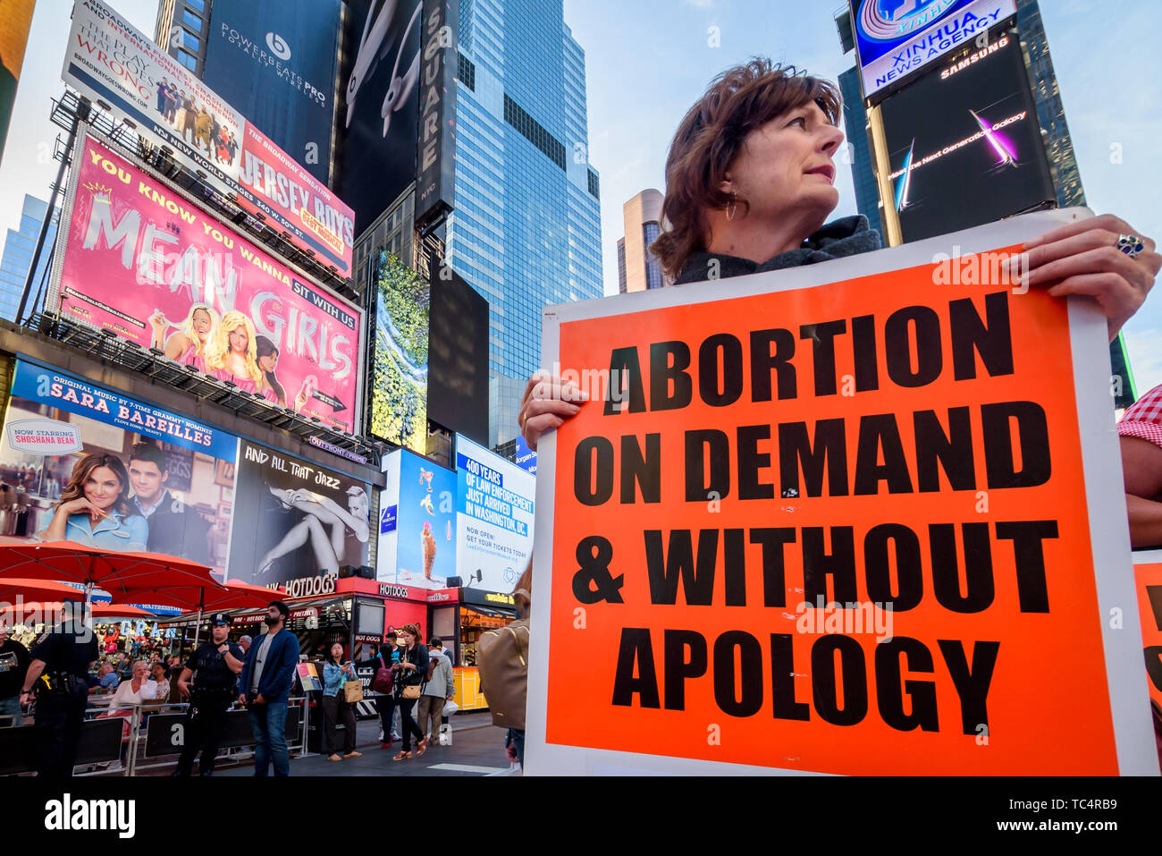 New York, Vereinigte Staaten. 04 Juni, 2019. Die Demonstranten fordern "Abtreibung ohne Entschuldigung" am Times Square Rot Schritte am 4. Juni 2019 als Teil einer nationalen Tag der Aktion versammelten die Abtreibung verbietet zu stoppen. Die Teilnehmer trugen blutige Hose und rief: "Abtreibung ist auf der Kante des illegalen!". Credit: Erik McGregor/Pacific Press/Alamy leben Nachrichten Stockfoto