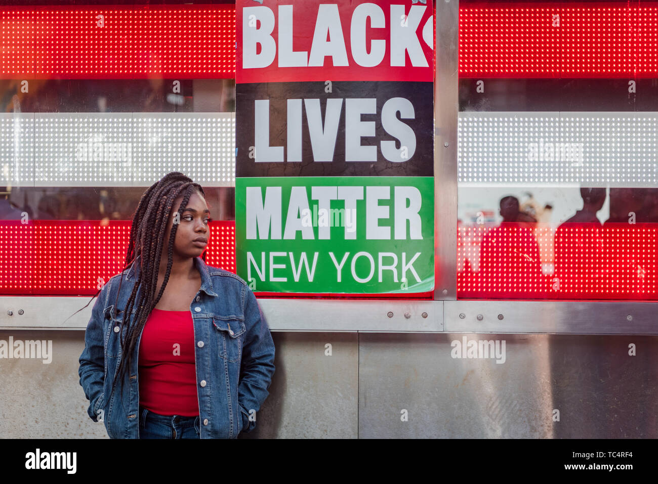 New York, Vereinigte Staaten. 04 Juni, 2019. Die Demonstranten sammelten in Times Square in New York City anspruchsvolle das Abfeuern von Officer Pantaleo für das Würgen Tod von Eric Garner in 2014. Daniel Pantaleo ist derzeit die Studie, die am 13. Mai begann. Am 21. Mai, der Richter seinen Fall beaufsichtigen verzögert den Rest der Anhörung bis zum 5. Juni 2019. Pantaleo hat auf dem Schreibtisch, da Eric Garner's Tod gewesen und könnten Sanktionen aus dem Verlust der Urlaubstage zu feuern von der NYPD reichen. Credit: Gabriele Holtermann-Gorden/Pacific Press/Alamy leben Nachrichten Stockfoto