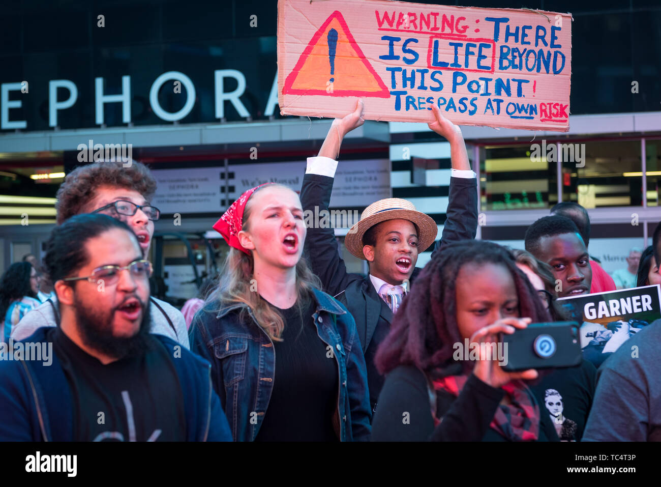 New York, Vereinigte Staaten. 04 Juni, 2019. Am 4. Juni 2019, die Demonstranten sammelten in Times Square in New York City anspruchsvolle das Abfeuern von Officer Pantaleo für das Würgen Tod von Eric Garner in 2014. Daniel Pantaleo ist derzeit die Studie, die am 13. Mai begann. Am 21. Mai, der Richter seinen Fall beaufsichtigen verzögert den Rest der Anhörung bis zum 5. Juni 2019. Pantaleo hat auf dem Schreibtisch, da Eric Garner's Tod gewesen und könnten Sanktionen aus dem Verlust der Urlaubstage zu feuern von der NYPD reichen. Credit: Gabriele Holtermann-Gorden/Pacific Press/Alamy leben Nachrichten Stockfoto