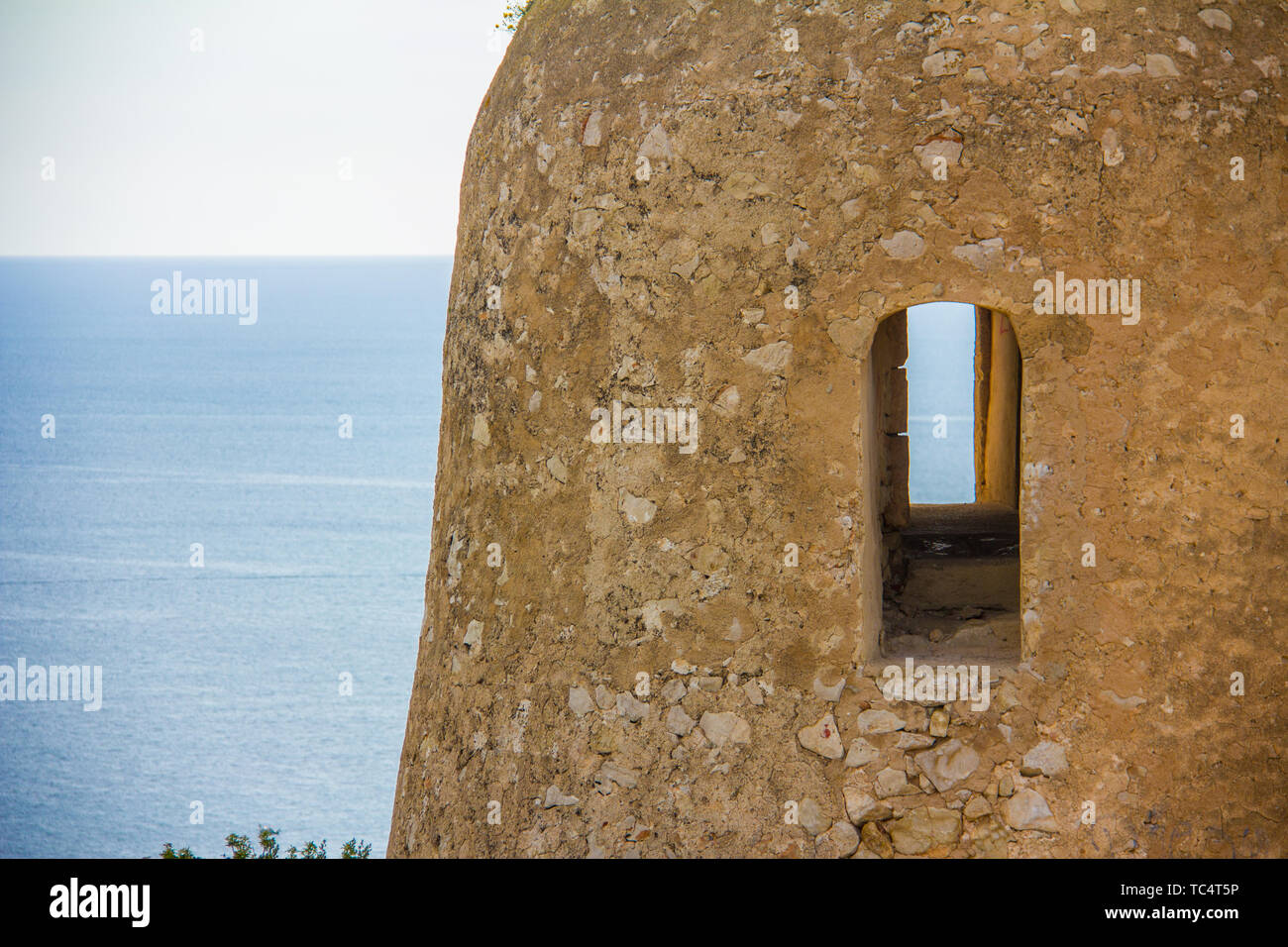 Torre del Gerro Turm. Alten Wachturm aus dem 16. Jahrhundert auf der Spitze einer Klippe in Denia, Spanien Stockfoto