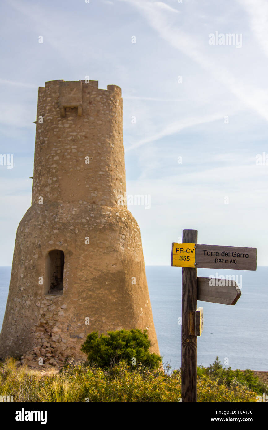 Torre del Gerro Turm. Alten Wachturm aus dem 16. Jahrhundert auf der Spitze einer Klippe in Denia, Spanien Stockfoto