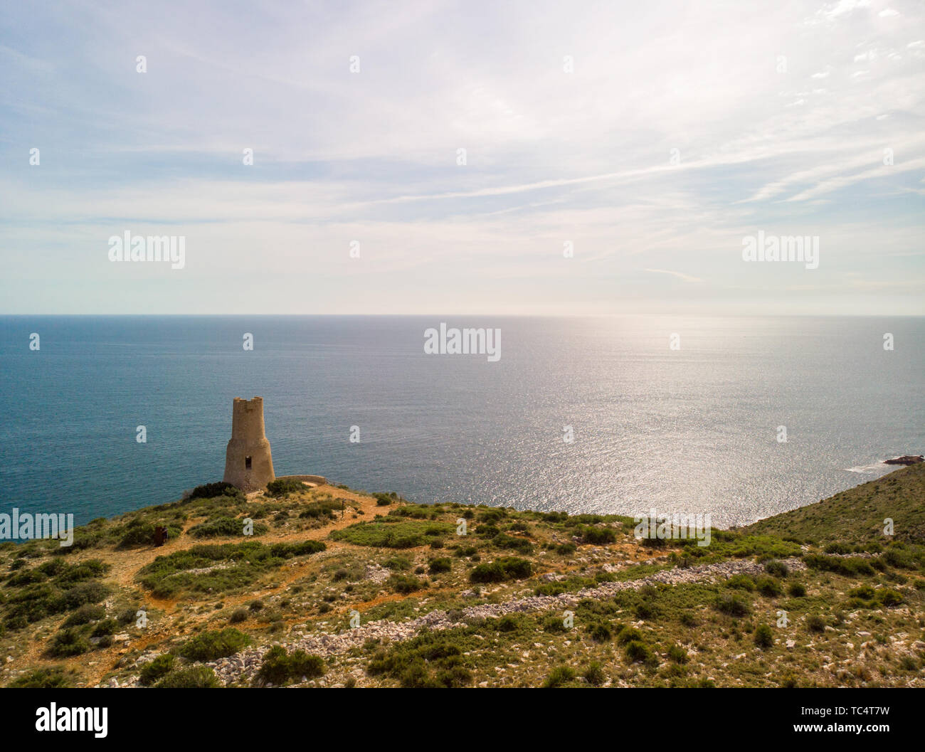 Torre del Gerro Turm. Alten Wachturm aus dem 16. Jahrhundert auf der Spitze einer Klippe in Denia, Spanien Stockfoto