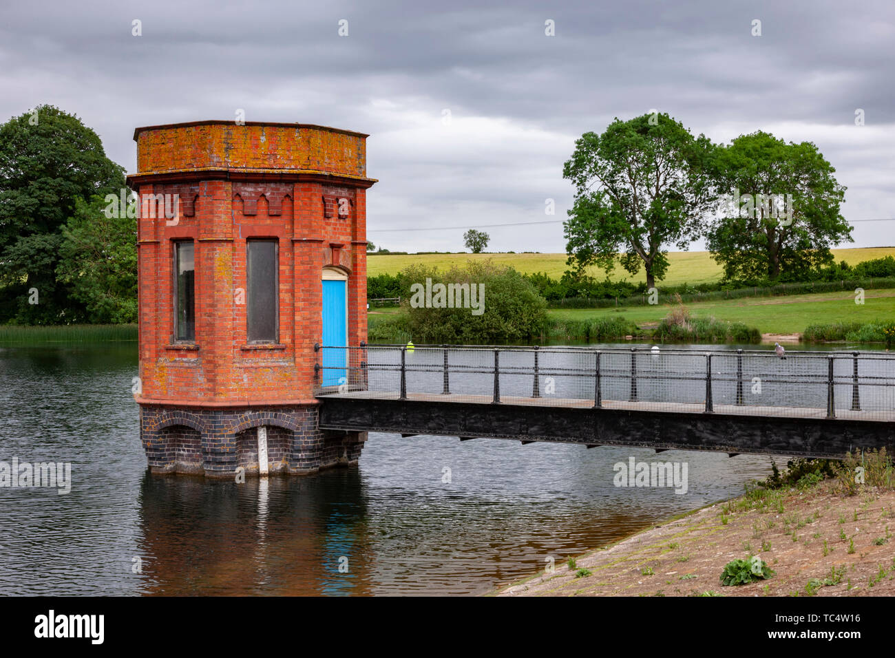 Backstein Edwarding Wasserturm in Sywell Country Park, Northamptonshire, Großbritannien. Stockfoto