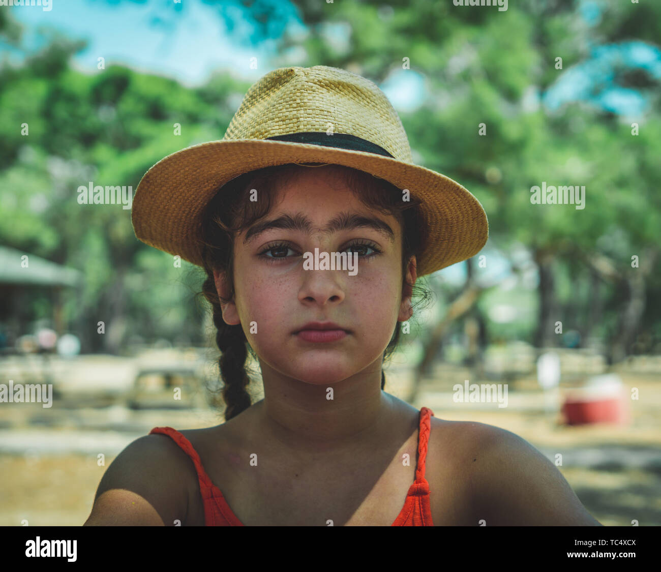 Porträt von einem kleinen Mädchen mit Hut im Freien. Junge kaukasische Mädchen im Sommer. Stockfoto