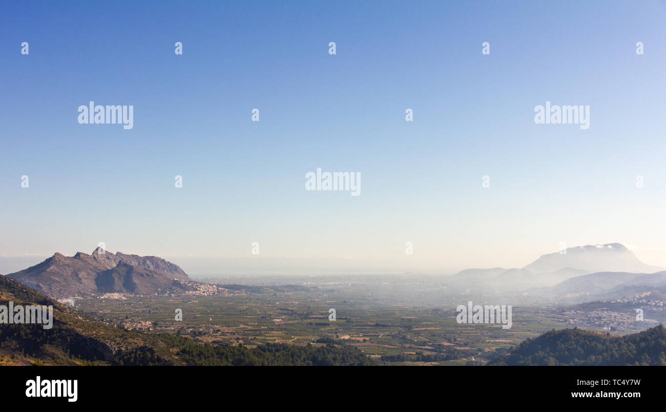 Panoramablick auf Flotte en Ré Tal in der Region Marina Alta, Alicante, Spanien. Blick von Vall de Laguar Stadt. Segaria und Montgó Berge sind im Hinterg Stockfoto