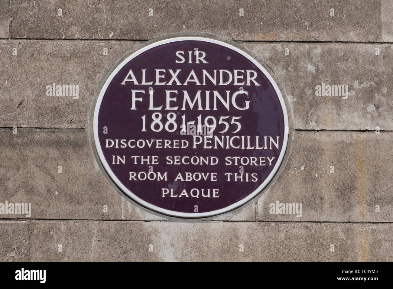 Gedenktafel zur Erinnerung an die Entdeckung des Penicillins durch Sir Alexnader Fleming auf dem Gebäude der St. Mary's Krankenhaus in Paddington, wo er arbeitete. Stockfoto
