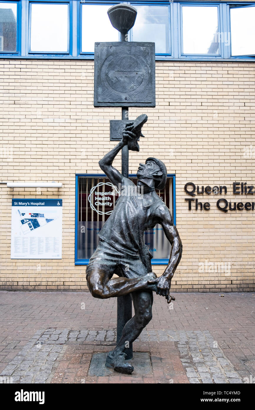 Statue von einem Jogger oder laufender Mann Prüfung seinen Schuh in Winsland Street in der Nähe von Paddington Station und St. Marys Hospital Stockfoto