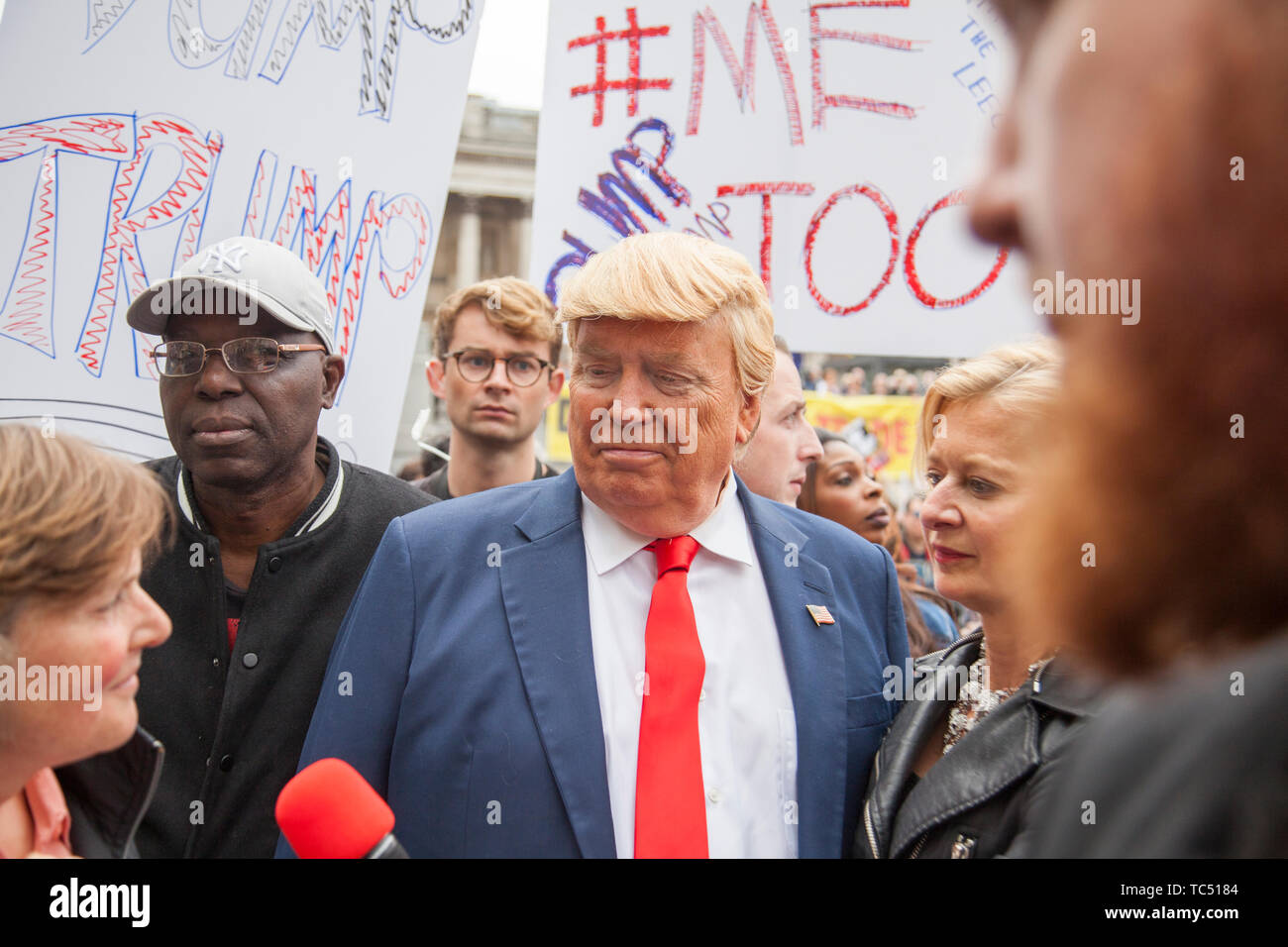 LONDON, Großbritannien - 4. Juni 2019: Donald Trump Doppelgänger in Trafalgar Square während einer politischen Protest Stockfoto