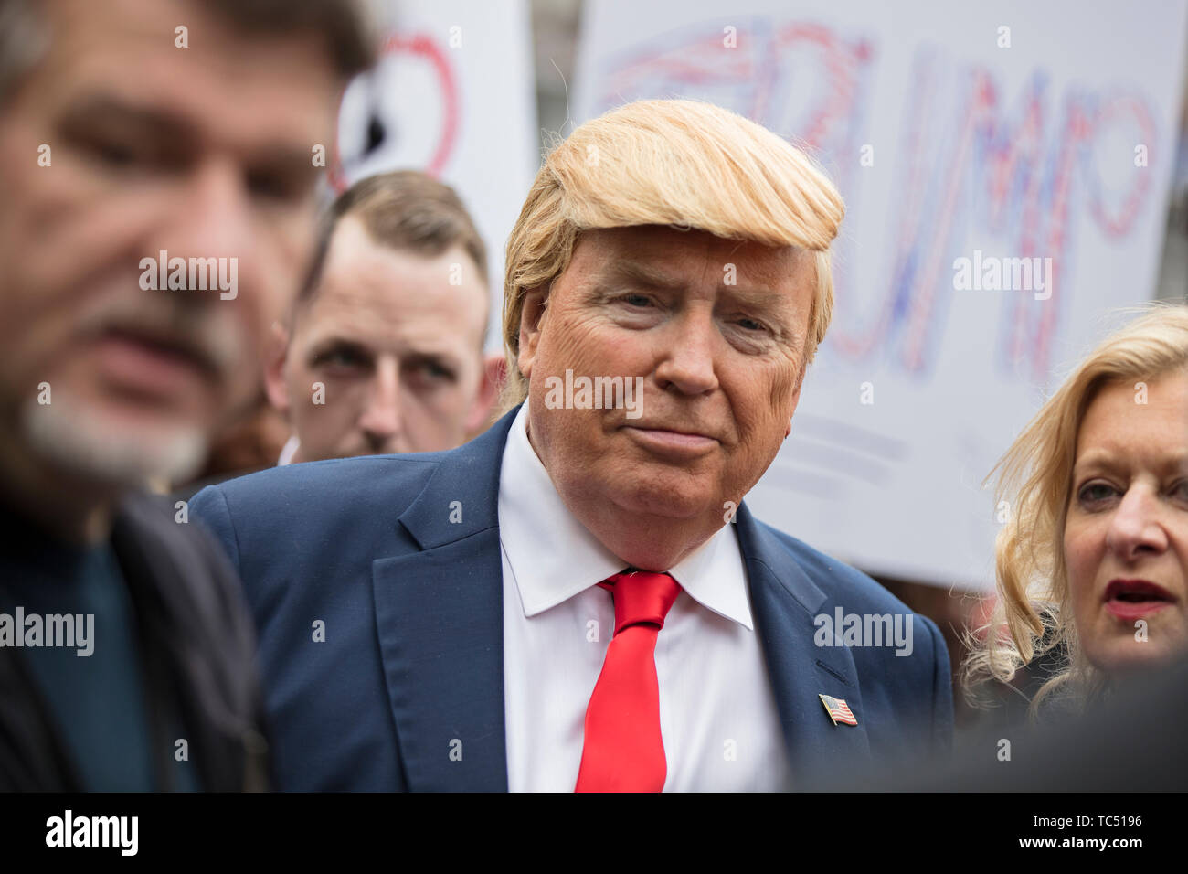 LONDON, Großbritannien - 4. Juni 2019: Donald Trump Doppelgänger in Trafalgar Square während einer politischen Protest Stockfoto