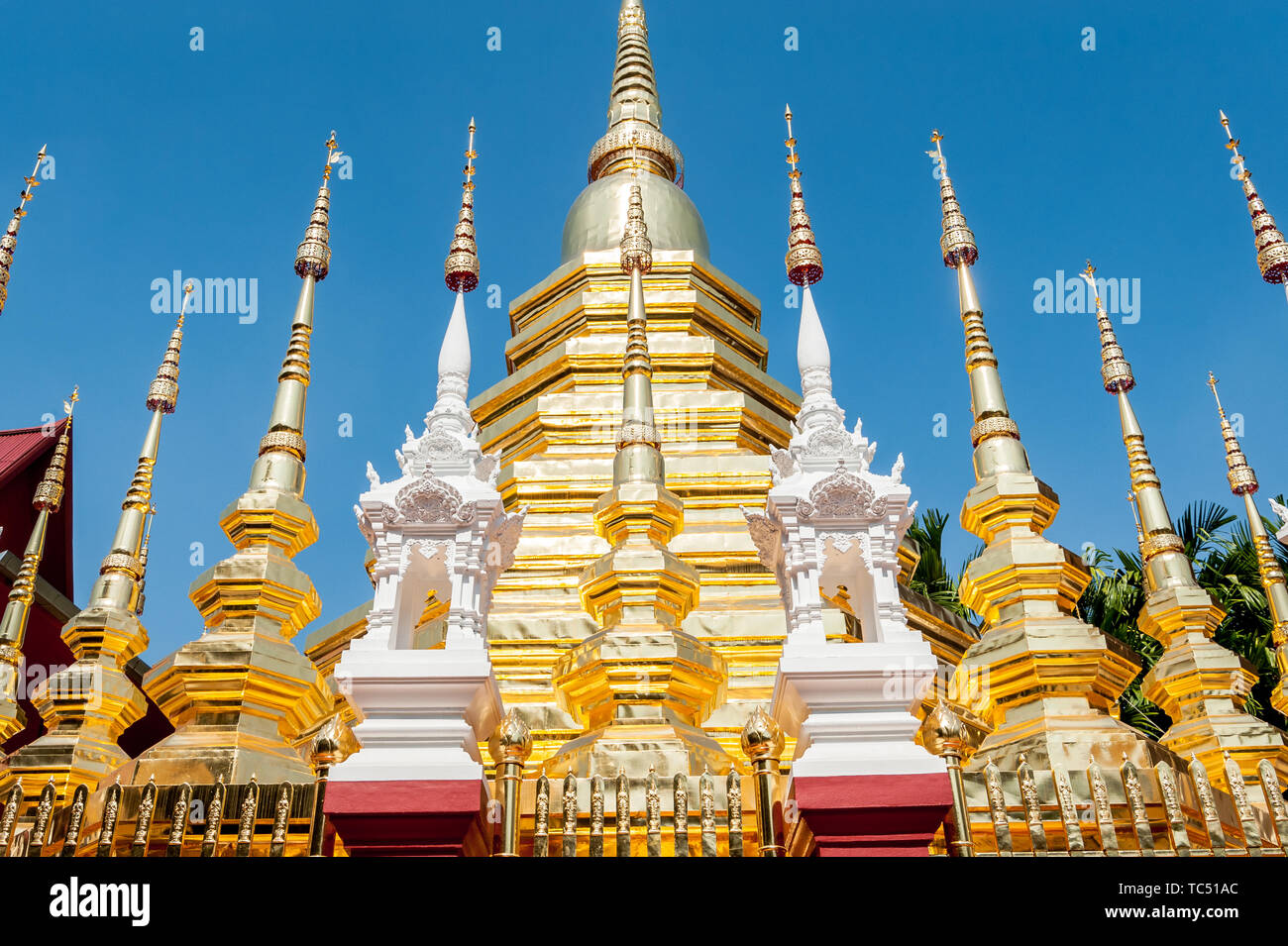 Ein Schuss mit Blick auf das detailreiche Golddesign des schönen thailändischen Tempels Wat Phantao in Chiang Mai Thailand. Stockfoto