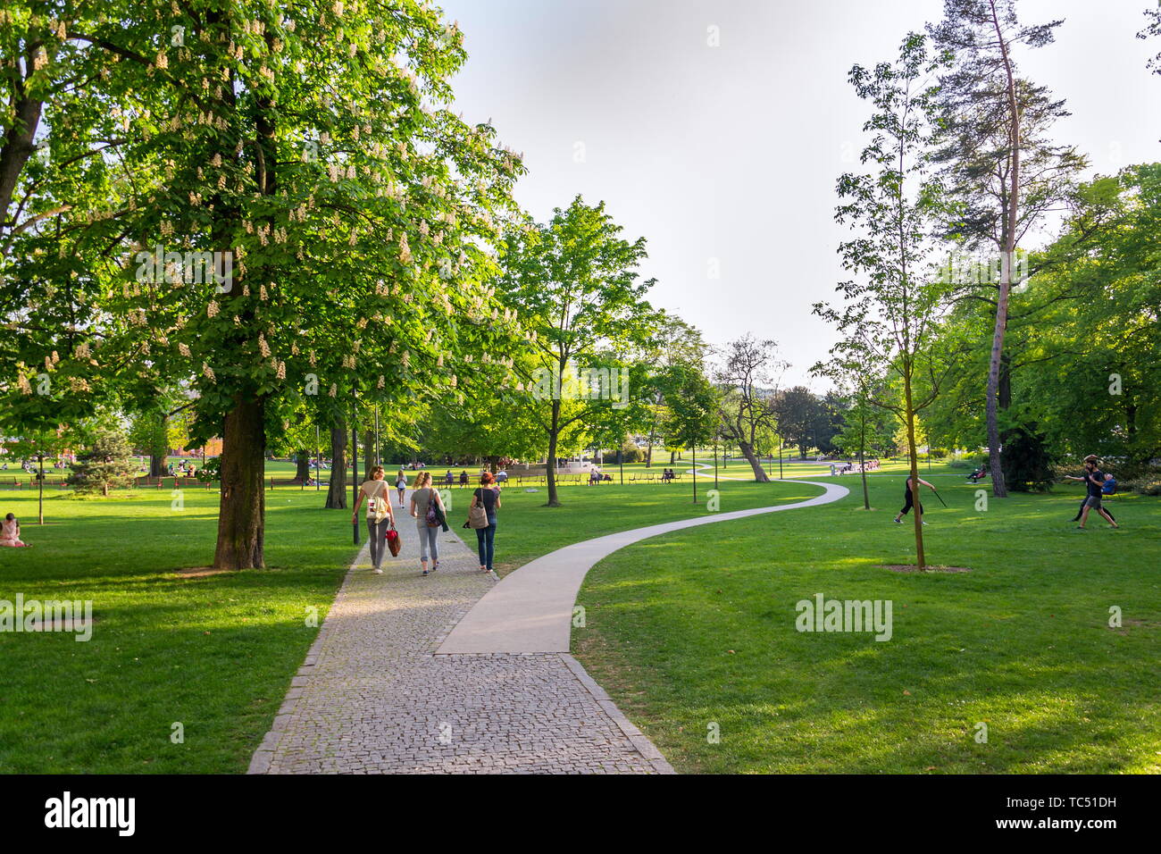 ZLIN, TSCHECHISCHE REPUBLIK - 29 April 2018: Menschen bei komenskeho Park in Zlin Stadtzentrum entspannen am 29. April 2018 in Zlin, Tschechische Republik. Stockfoto