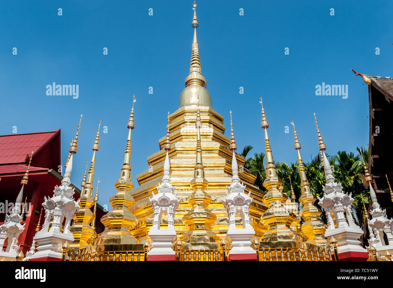 Ein Schuss mit Blick auf das detailreiche Golddesign des schönen thailändischen Tempels Wat Phantao in Chiang Mai Thailand. Stockfoto