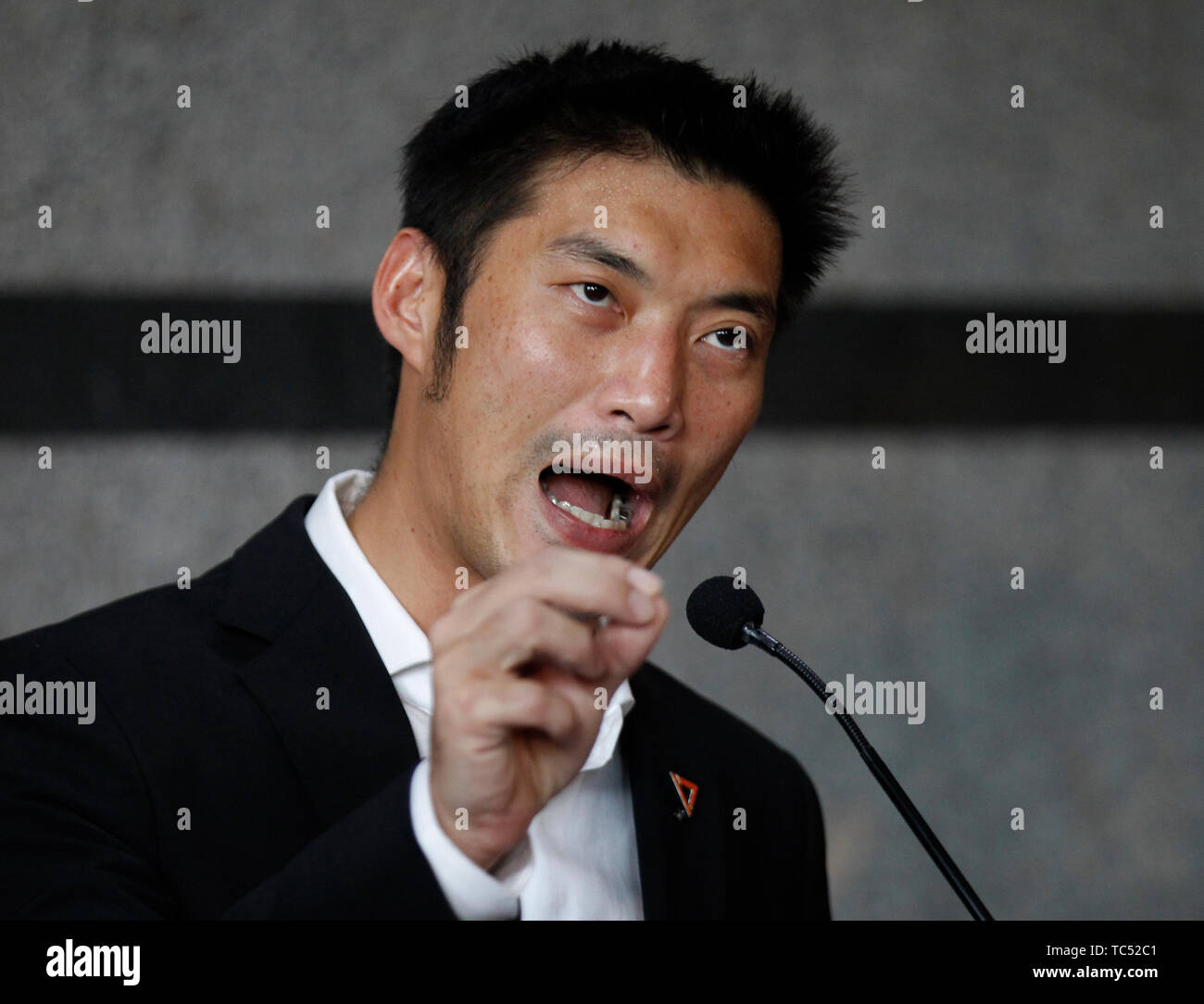 Thanathorn Juangroongruangkit, die Zukunft Parteichef spricht und eine Geste an der Pressekonferenz während der parlamentarischen Abstimmung für den neuen Premierminister Thailands Premierminister, im Auditorium der TOT Plc' in Bangkok. Stockfoto