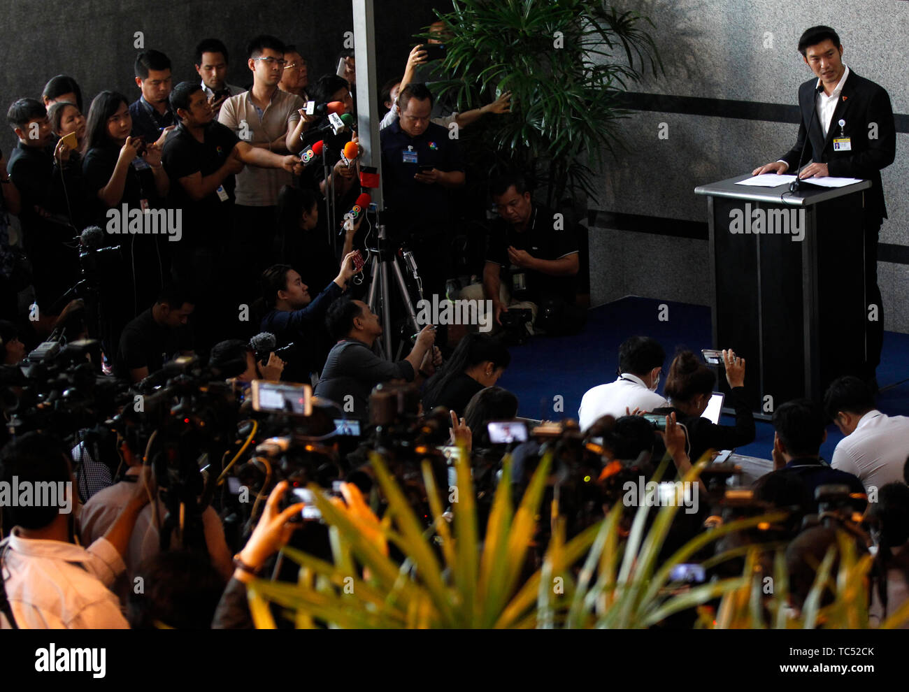 Thanathorn Juangroongruangkit, die Zukunft auf der Pressekonferenz während der parlamentarischen Abstimmung für den neuen Premierminister Thailands Minister spricht, im Auditorium der TOT Plc' in Bangkok. Stockfoto