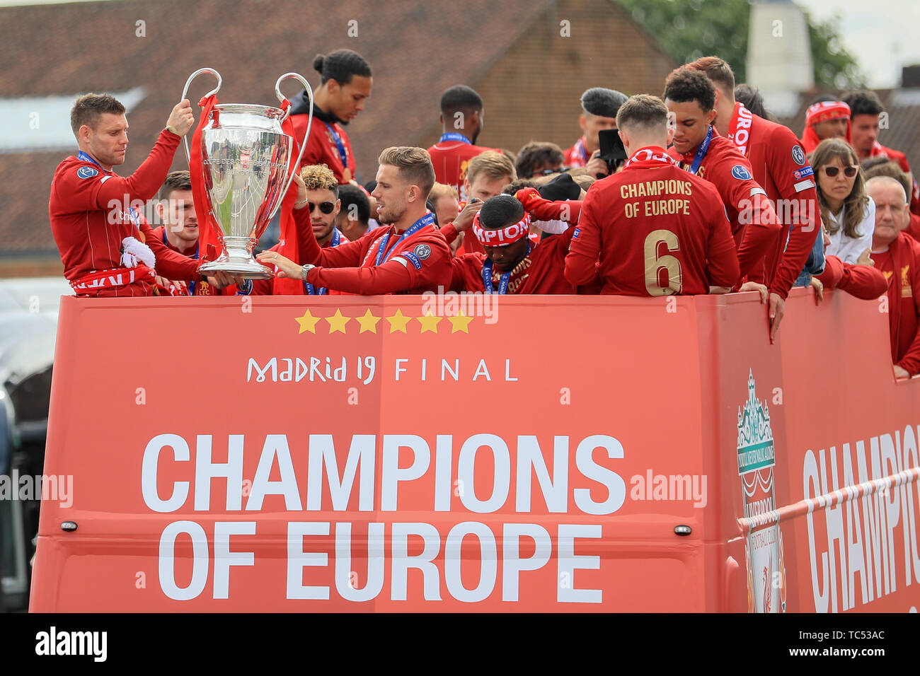 2. Juni 2019, Liverpool, England, UEFA Champions League, der FC Liverpool Champions League Sieger feiern und Open Top Bus Parade; Liverpool Squad auf ihren Sieg Parade als James Milner (07) von Liverpool und Jordan Henderson (14) von Liverpool halten Sie die europäische Bankenzentrum cup Credit: Mark Cosgrove/News Bilder Stockfoto