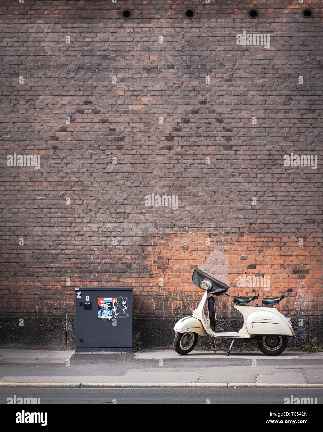 Ein Moped auf den Straßen von Kopenhagen in Dänemark. Stockfoto