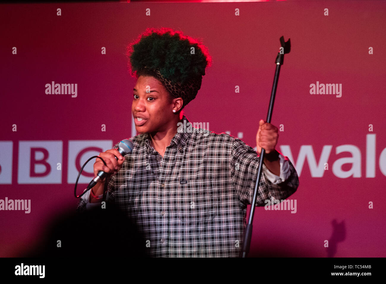 Kemah Bob, amerikanischen Stand-up-Comedian, Moderator und Produzent von Houston, Texas, auf der Bühne des Dinas Mawddwy Comedy Festival, May Bank Holiday Weekend, 2019 Stockfoto