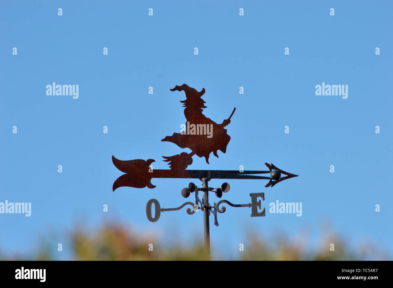 Wetterfahne mit einer Hexe mit Besen fliegen an einem sonnigen Tag Stockfoto